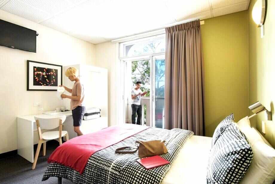 How to travel to Adelaide on a budget